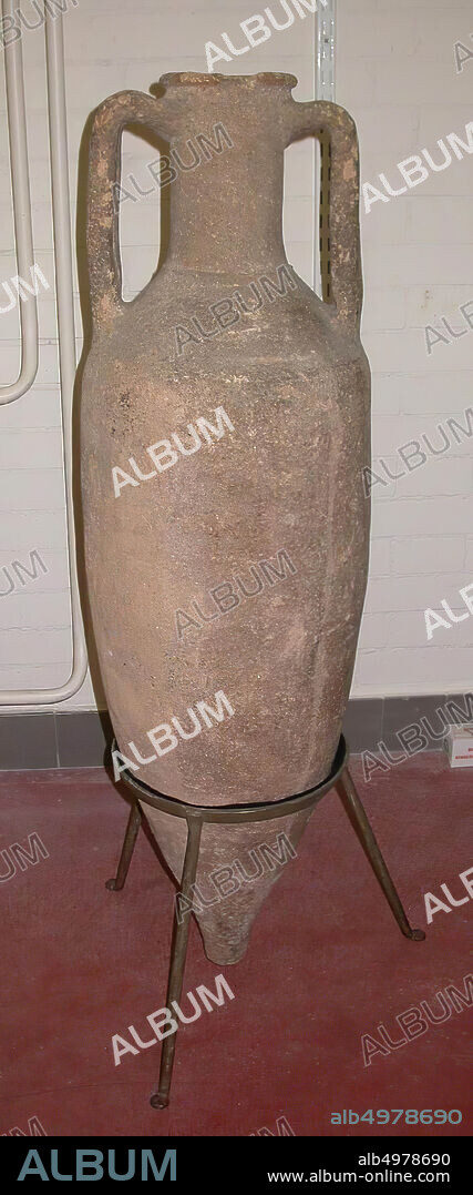 Roman coarse true amphora. Type Dressel 2-4. Roman coarse true amphora. Type: Dressel 2-4 (Class 10) Content: wine. Origin: Italy or Spain ?, vase, amphora, spitsamfoor (Dressel 2-4), pottery, Roman, coarse ware, 100 cm, Roman, Libya, Italy.