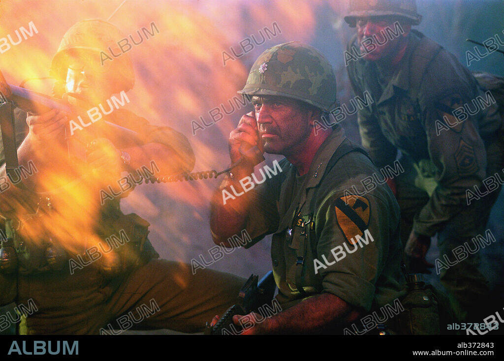 MEL GIBSON y SAM ELLIOTT en CUANDO ÉRAMOS SOLDADOS, 2002 (WE WERE SOLDIERS), dirigida por RANDALL WALLACE. Copyright ICON PRODUCTIONS/WHEELHOUSE ENTERTAINMENT / VAUGHAN, STEPHEN.