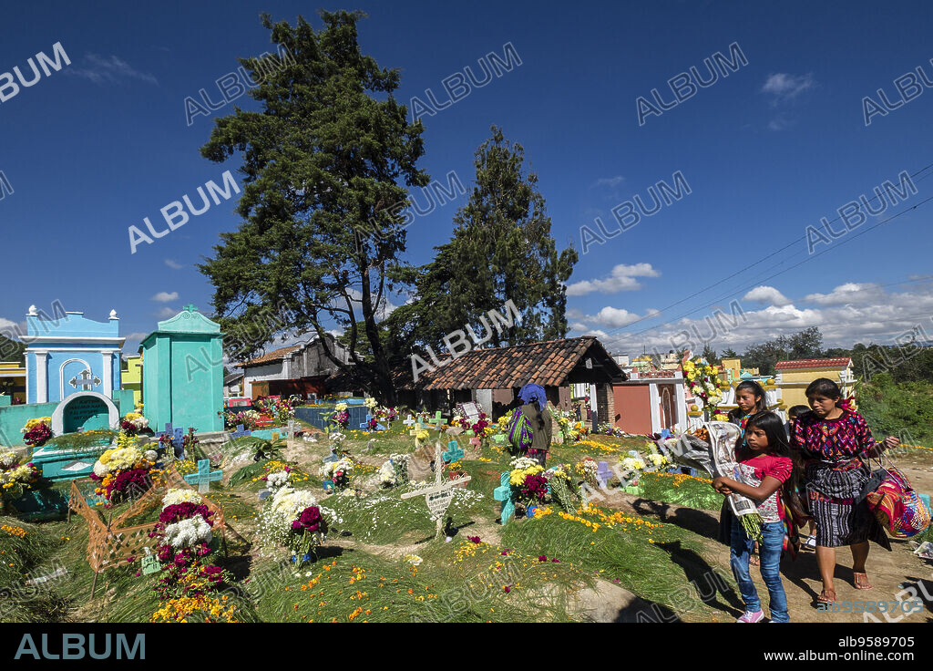 tumbas de colores, celebracion del dia de muertos en el Cementerio General, Santo Tomás Chichicastenango, República de Guatemala, América Central.