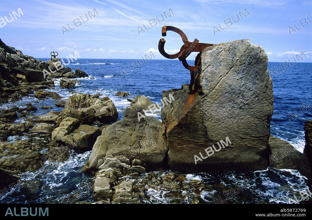 San Sebastián, escultura "El Peine del Viento" de Eduardo Chillida al final de la bahía de La Concha.