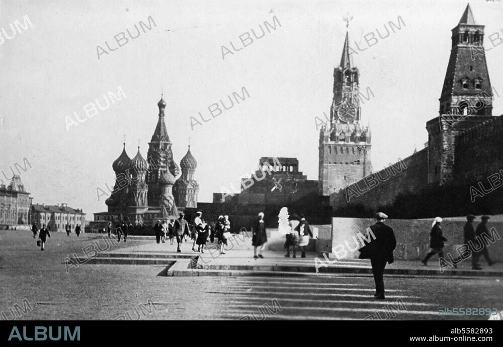 Moskau, Roter Platz. Roter Platz mit Lenin-Mausoleum (1924-30 erbaut von A.W.Stschussew). Foto, 1931.