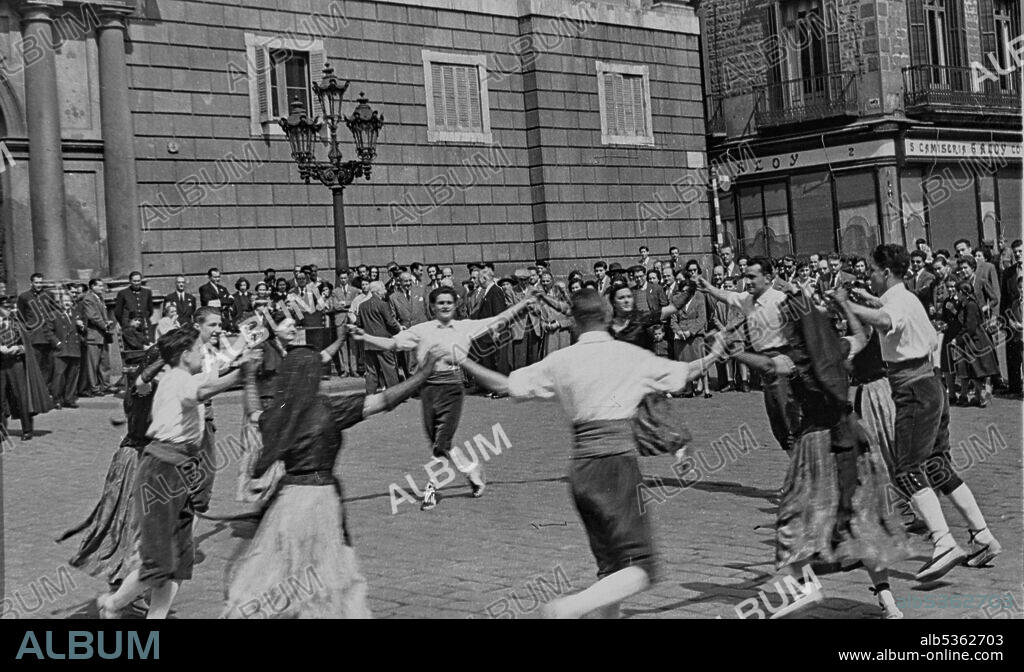Sagrada Familia: annual fundraising with dance of sardanas in front of the facade of the current palace of the Generalitat de Catalunya, 21-03-1954.