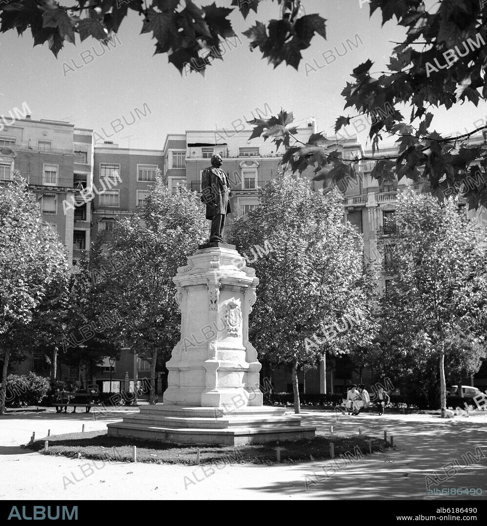 ESTATUA DEL MARQUES DE SALAMANCA EN LA PLAZA QUE LLEVA SU NOMBRE - FOTOGRAFIA EN BLANCO Y NEGRO - AÑOS 60.