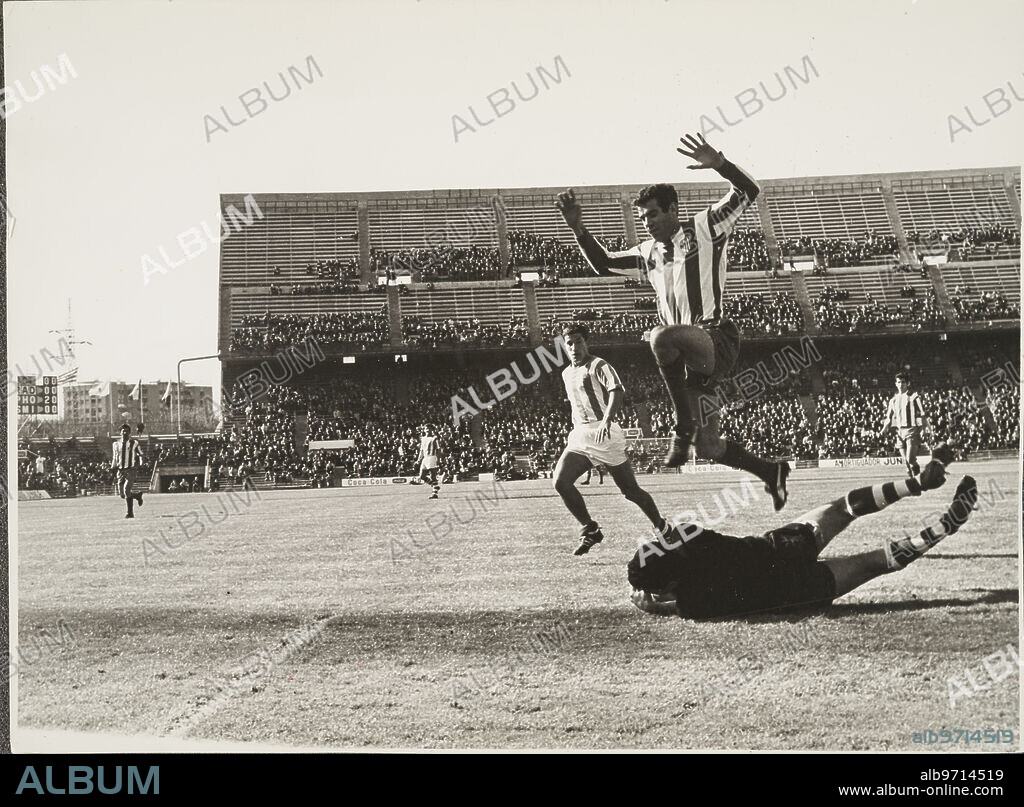 Madrid, 28/4/1968. Partido de liga, jornada 30, disputado en el estadio Vicente Calderón entre el Atlético de Madrid y el Real Betis, que terminó en empate a cero. En la imagen, Luis Aragonés saltando a Vilanova ante la presencia de Pachón.