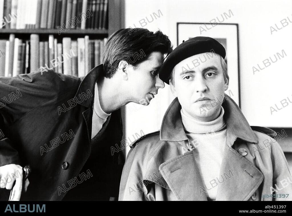 ALFRED MOLINA y GARY OLDMAN en ÁBRETE DE OREJAS, 1987 (PRICK UP YOUR EARS), dirigida por STEPHEN FREARS. Copyright VIRGIN FILMS.