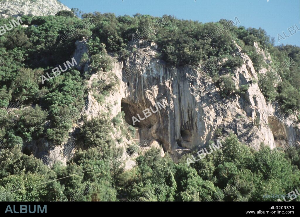 CUEVA VENTA LA PERRA. VIZCAYA, PAIS VASCO, ESPAÑA.