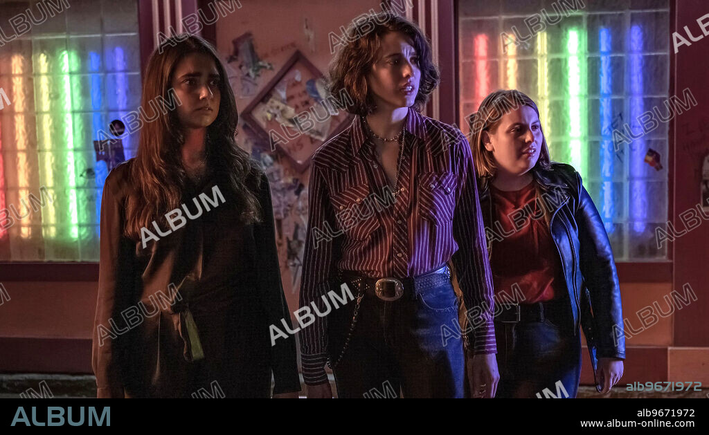 BEANIE FELDSTEIN, GERALDINE VISWANATHAN y MARGARET QUALLEY en DOS CHICAS A LA FUGA, 2023 (DRIVE-AWAY DOLLS), dirigida por ETHAN COEN. Copyright FOCUS FEATURES.