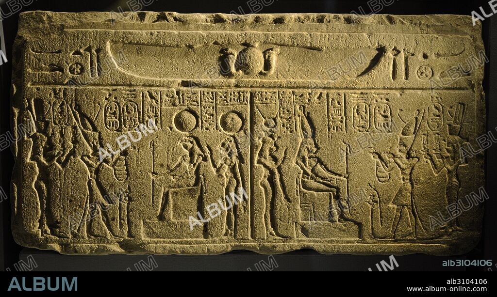 Relieve con dos escenas representado a Ptolomeo II y Arsinoe II dando ofrendas a los dioses. Periodo Ptolemaico (305-31 a. C.). Piedra caliza. Museo del Mediterráneo y Antigüedades del Oriente Próximo (Museum of Mediterranean and Near Eastern Antiquities). Estocolmo. Suecia.