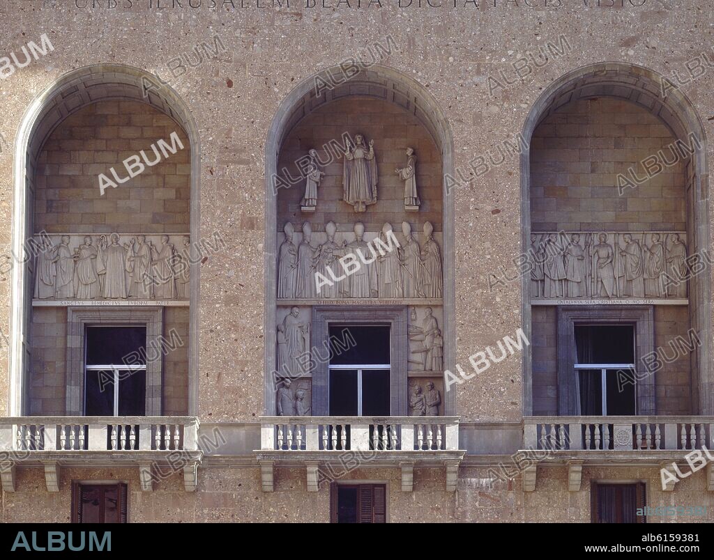 JOAN REBULL. RELIEVES DE LA FACHADA DE MONTSERRAT QUE REPRESENTAN LA PROCLAMACION DE LA ASUNCION DE LA VIRGEN POR EL PAPA PIO XII.