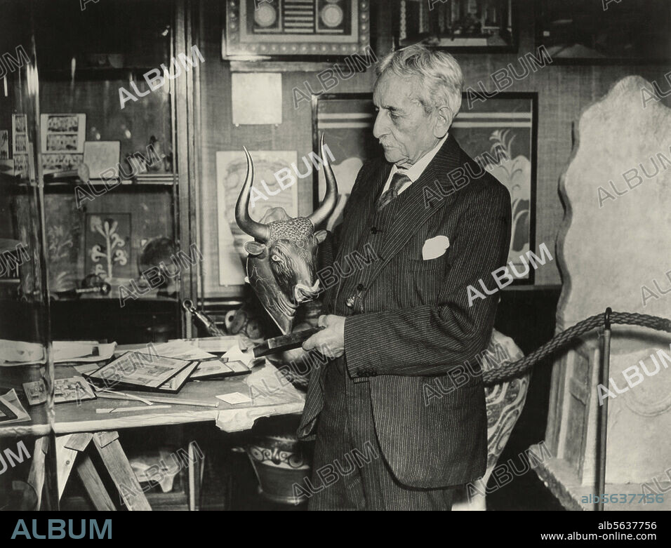 Evans, Sir Arthur, an archaeologist, excavated the palace of Knossos, Nash Mills, Hertfordshire 8.7.1851 - Oxford 11.7.1941. Evans in his study. Photo, around 1925.