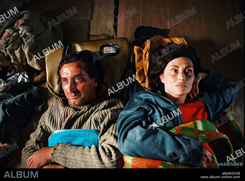 ISABEL AMPUDIA and SEBASTIAN HARO in 15 DIAS CONTIGO, 2005, directed by JESUS PONCE. Copyright JALEO FILMS.