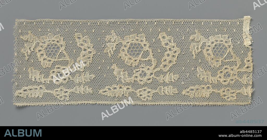 Strip of bobbin lace with slanting erratic flower, Strip of natural-colored bobbin lace, Lille lace. The repeating pattern consists of a whimsical branch with a rosette flower between two horizontal leaves, from which a larger slanted flower or fruit originates and a curved leaf. Right under the branch is a similar rosette flower between two horizontal leaves, but without the larger flower and the leaf. A narrow straight band runs along the bottom. The motifs are connected to each other by a mesh ground, a lawn ground, studded with square pouches. The motifs are made in linen with large cut-outs and with thicker and shiny contour threads. A rose soil was used as an ornamental soil. The pouches are made in shape. The top and bottom of the strip are finished straight, with the bottom provided with picots., anonymous, Belgium, c. 1900 - c. 1924, cotton (textile), Lille lace, l 28 cm × w 10 cm ×, 10 cm.