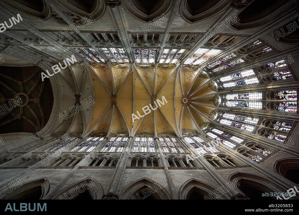 CATEDRAL DE SAN PEDRO. INTERIORES.  BEAUVAIS, FRANCIA.