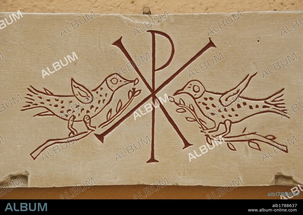 ARTE PALEOCRISTIANO. ITALIA. Primeros cristianos. Monograma de Cristo junto a dos palomas. Copia en yeso de un original procedente de los Museos Vaticanos. IV-V d. C. Museo de la Civilización Romana. Roma.