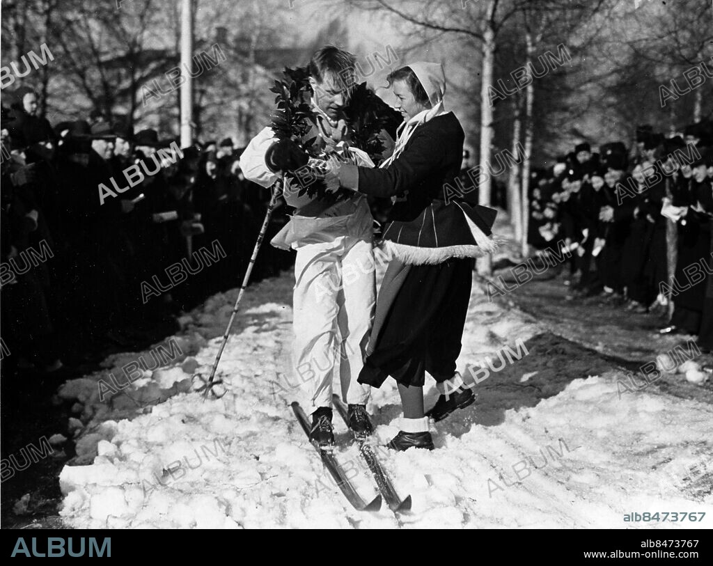 MORA19380306. Eluas Nilsson, Östersunds SK, vinner Vasalppoet 1938 och tas emot av kranskullan Najt Sundin.. Foto: Bertil Höjders / SCANPIX kod 200.