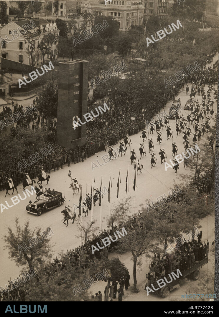 Madrid, 01/04/1942. Franco a su paso por la Avenida del Generalísimo (Paseo de la Castellana), al abandonar la tribuna desde la que presidió el desfile del Día de la Victoria.