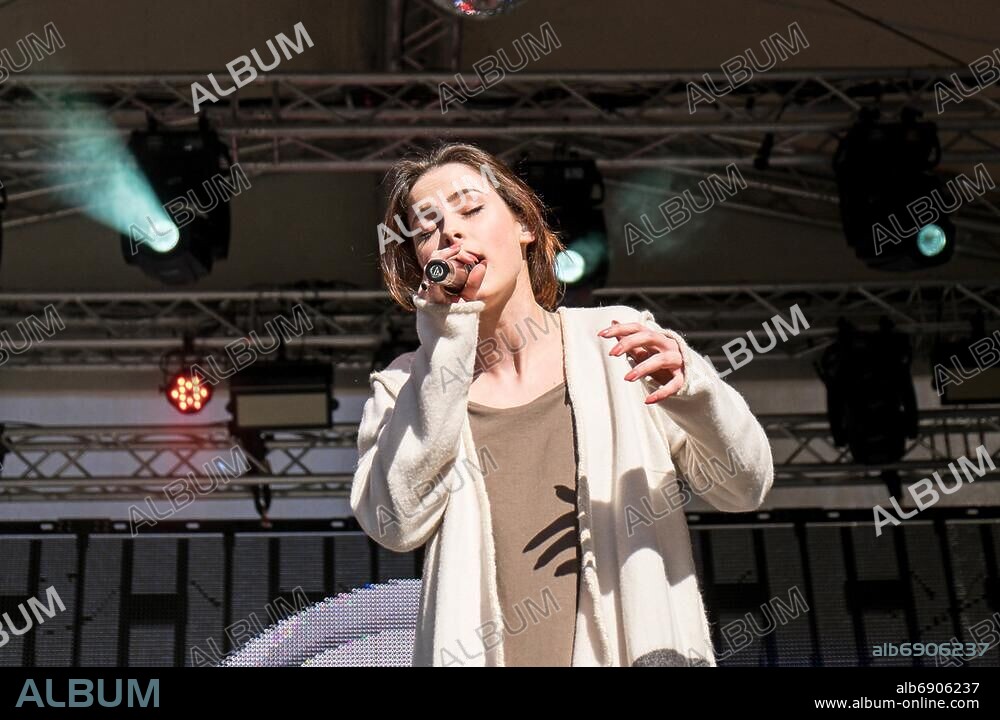Lena Meyer-Landrut - die deutsche Saengerin und Gewinnerin beim Eurovision Song Contest - Konzert beim Radio Hamburg Oster-Mega-Hit-Marathon - TOP 826-Finale - Oster-Open-Air-Konzert auf der Moenckebergstrasse in Hamburg am 06.04.2015

KEINE PERSOENLICHKEITSRECHTE VORHANDEN, NUR FUER REDAKTIONELLE VERWENDUNG, KEINE WERBUNG. KEINE WEITERGABE AN DRITTE.