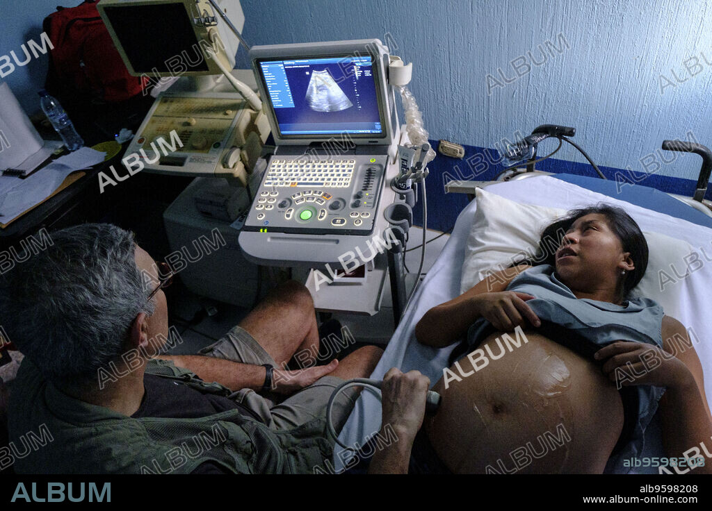 examen por ultrasonidos, centro de salud, Lancetillo ( La Parroquia), municipio de Uspantán, Quiche , sierra de Chamá, Guatemala, Central America.