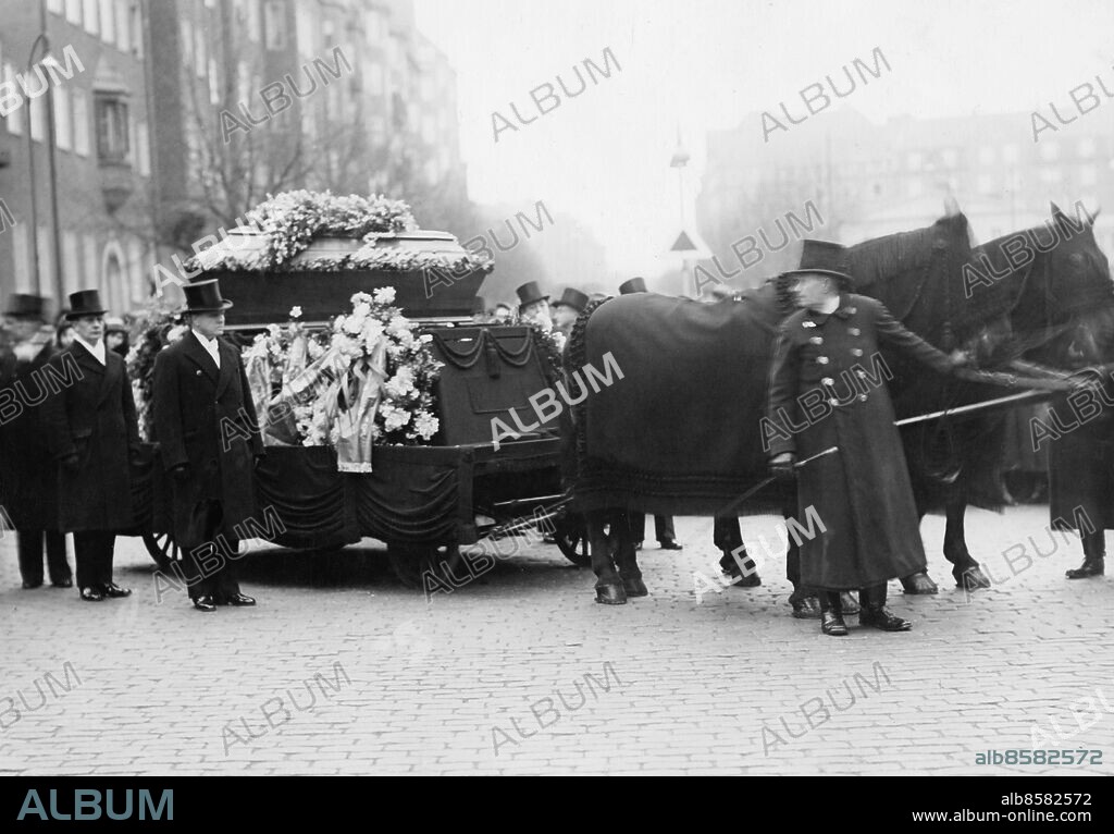 Orig. bildtext... FROM THE FUNERAL OF THE WELLKNOWN SWEDISH ACTOR ERNST ROLF. 1.1.33. On the New Year's Day the funeral of Ernst Rolf took place in the Engelbrecht church of Stockholm. - Our photo shows the hearse outside of the church. Orig. bildtext... FRÅN ERNST ROLFS BEGRAVNING. 1.1.33. På nyårsdagen ägde Ernst Rolfs begravning rum i Engelbrektskyrkan i Stockholm. - Vår bild visar likvagnen utanför kyrkan. Anm. E Rolf, 1891-1932, sångare och revyman. Begravningståg Cylinderhattar Katafalk Kistor CD706 persons: ERNST ROLF* sites: SVERIGE;STOCKHOLM.