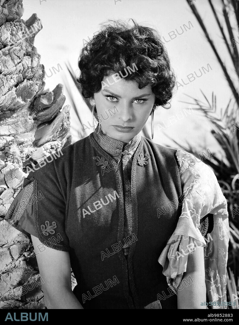 LOREN SOPHIA / LOREN SOFIA 1934/. SOPHIA LOREN en ARENAS DE MUERTE, 1957 (LEGEND OF THE LOST), dirigida por HENRY HATHAWAY. Copyright UNITED ARTISTS.