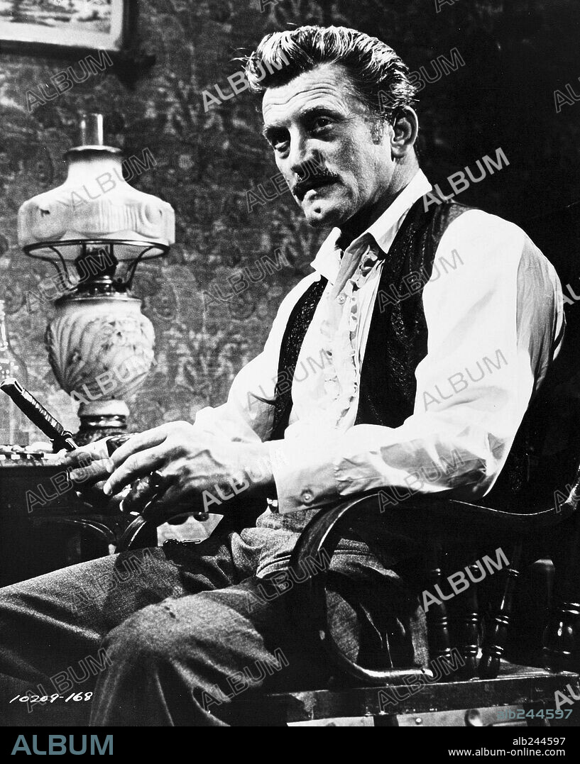 KIRK DOUGLAS en DUELO DE TITANES, 1957 (GUNFIGHT AT THE O. K. CORRAL), dirigida por JOHN STURGES. Copyright PARAMOUNT PICTURES.