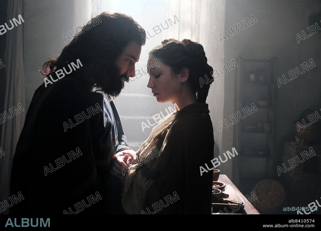 MATILDA DE ANGELIS, LEONARDO DA VINCI et AIDAN TURNER. AIDAN TURNER et MATILDA DE ANGELIS dans LEONARDO, 2021, réalisé par FRANK SPOTNITZ et STEVE THOMPSON. Copyright Lux Vide / RAI Cinema.
