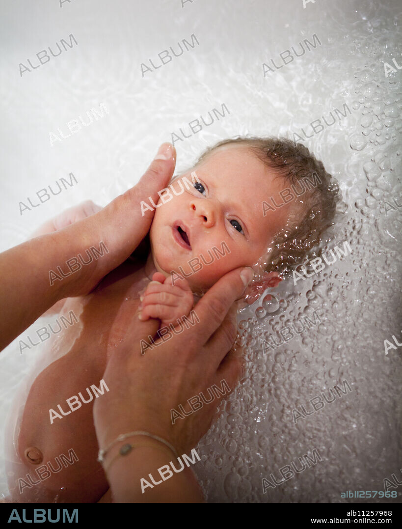 Reportage alongside Sonia Rochel, a pediatric nursing assistant in Paris, France, who has developed a unique approach to bathing : "Thalasso Baby Bath" (TBB). TBB uses water to enable the baby to relax, by recreating the sensations the child had in utero. Cathia is 3 weeks old.