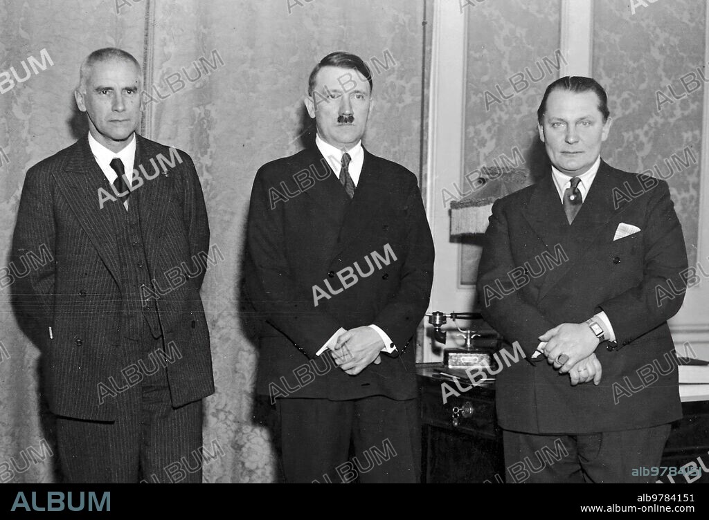 Berlin. 30/01/1933. El canciller del Reich, Adolf Hitler, posa con sus ministros Göring y Frizk.