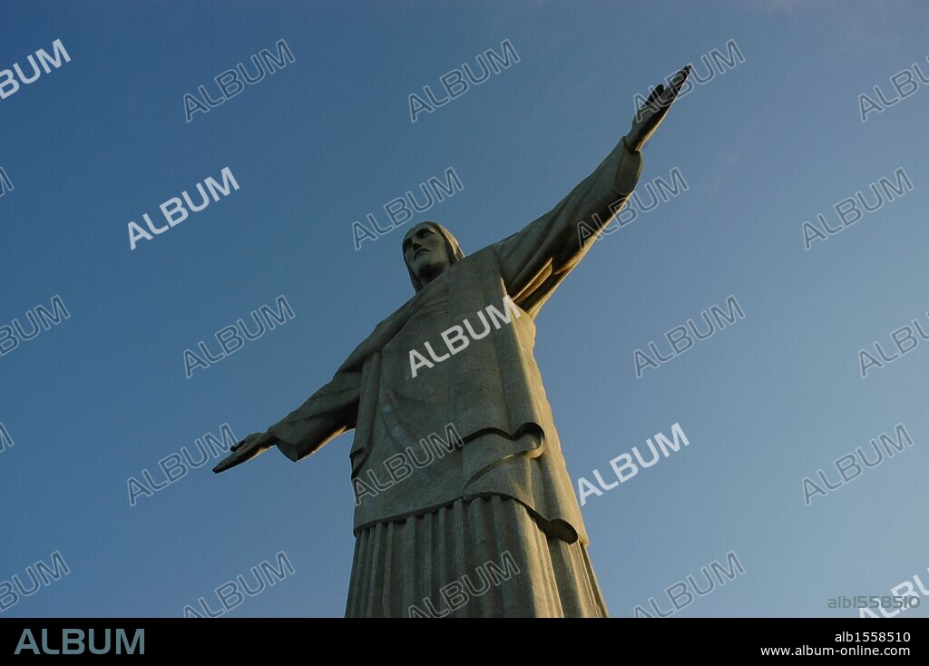 ESTATUA DEL CRISTO REDENTOR coronando el Monte Corcovado. Tiene una altura de 30 m. RIO DE JANEIRO. Brasil.