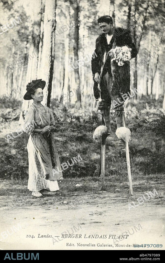 'Landes : berger landais filant'. Photographie anonyme pour une carte postale vers 1910. Credit : IM/KHARBINE-TAPABOR.