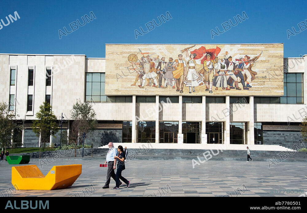 Albanien, 19.10.2018, Tirana, Skanderbeg-Platz, ehemaliger Kulturpalast heute Nationalhistorisches Museum, Mosaik mit historischen Freiheitskämpfern.