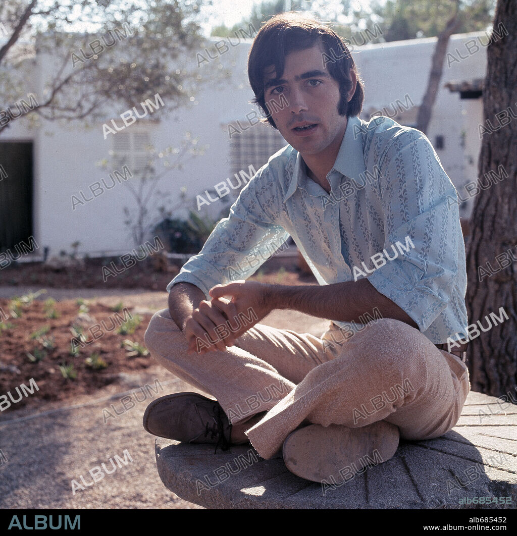 JOAN MANUEL SERRAT in PALABRAS DE AMOR, 1968, directed by ANTONI RIBAS. Copyright BALCAZAR P.C.