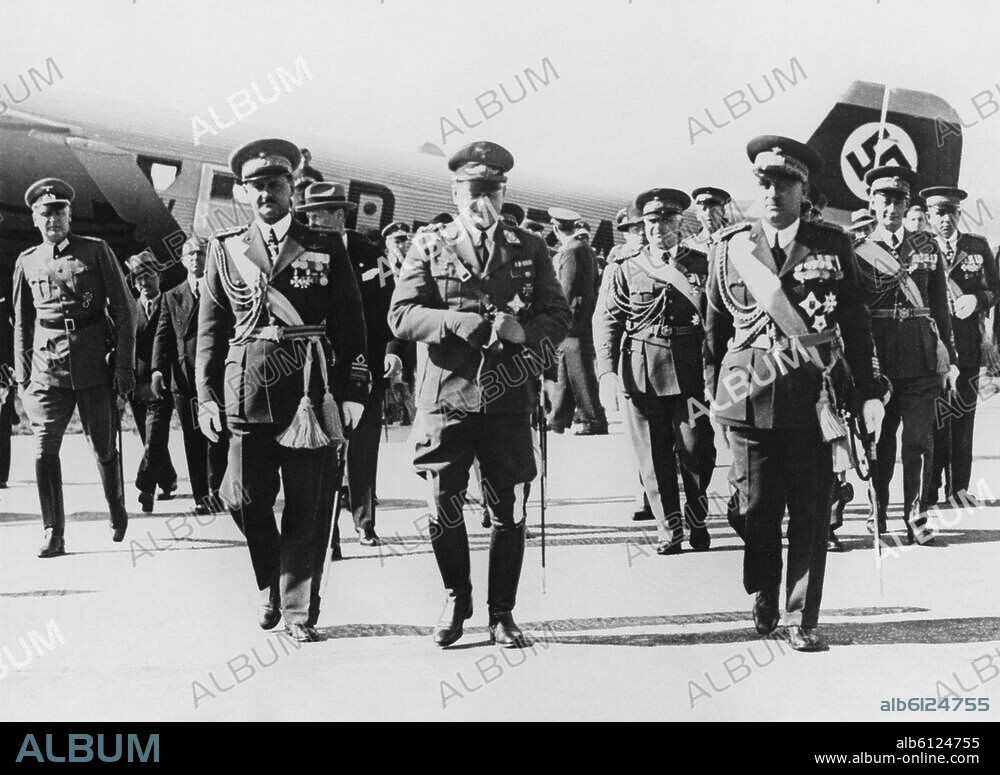 Milch, Erhard Generalfeldmarschall und Generalinspekteur der Luftwaffe; 1892-1972. Besuch in Italien, Oktober 1936: Erhard Milch, Staatssekretär im Reichsluftfahrtministerium, mit General Valle u. a. nach seiner Ankunft auf dem Flugplatz Littorio. Foto, 17. (?) 10.1936.