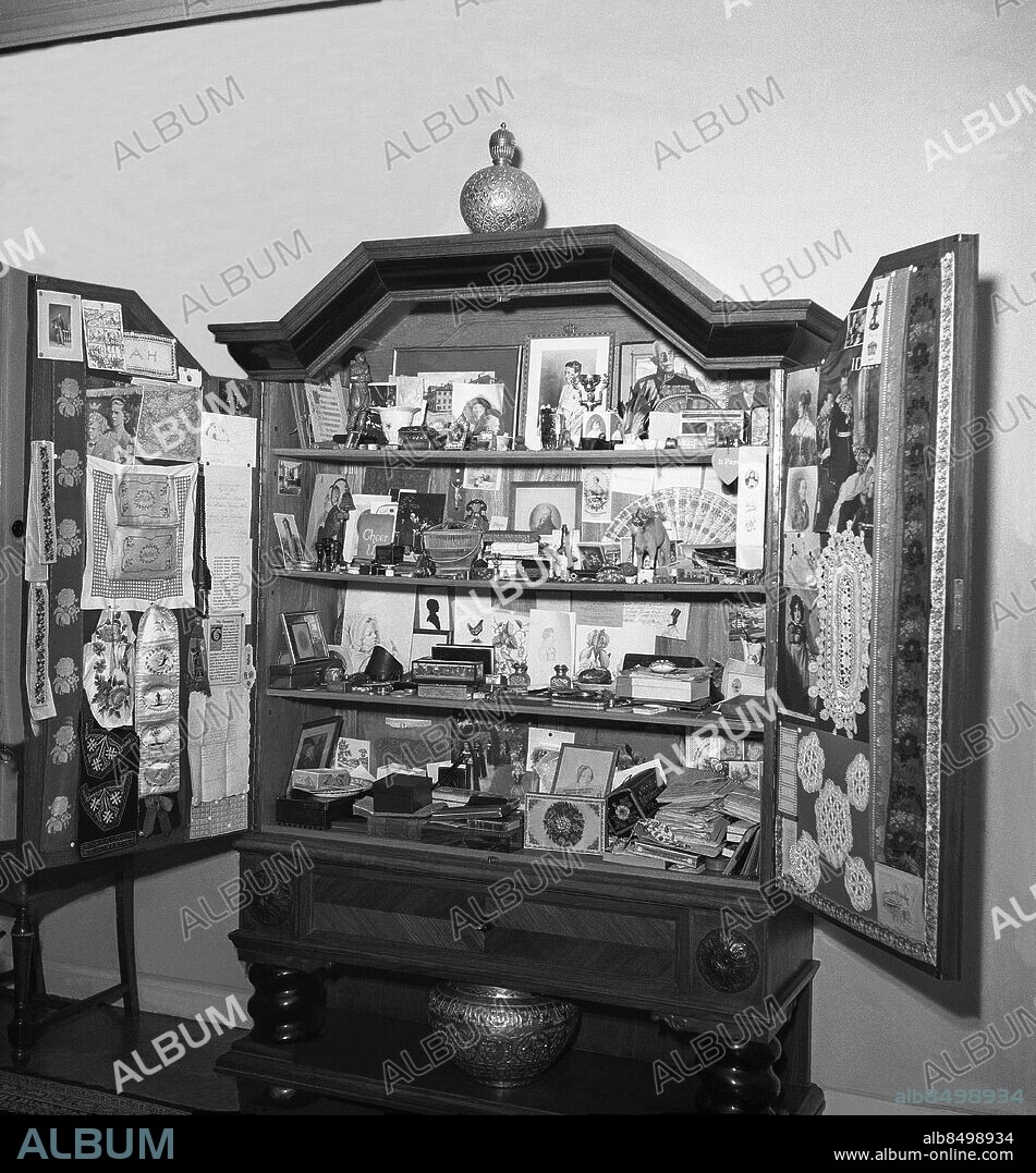 STOCKHOLM 1950 . Alma Hedin, syster till upptäcktsresande Sven Hedin, visar sitt minnesskåp. Foto: TT Historical / Kod 1902.