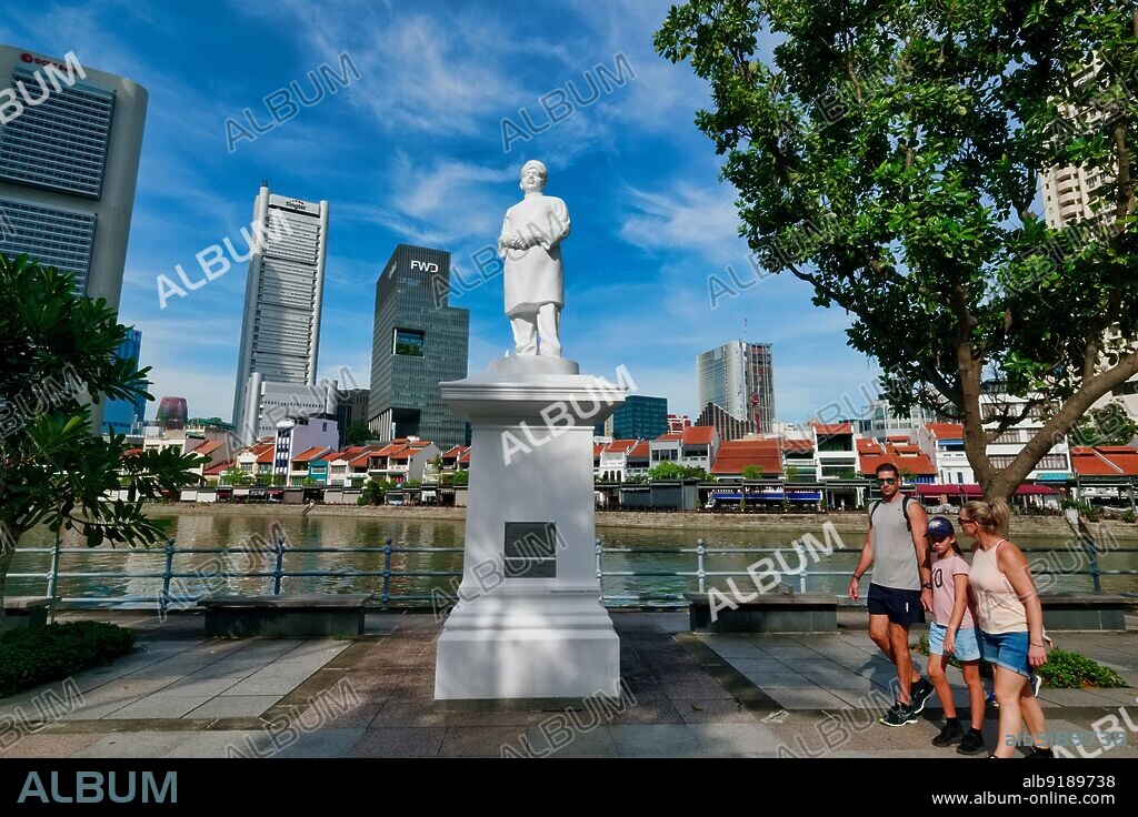 Singapore: Tourists walk underneath a statue of early Singapore pioneer Naraina Pillai at Boat Quay by the Singapore River. Naraina Pillai was a social entrepreneur and businessman, who spent most of his life in Singapore during the colonial period. Of Tamil origins, he greatly contributed to the Tamil community in Singapore. In 1827, he built the Sri Mariamman Temple, the oldest Hindu temple on the island of Singapore.