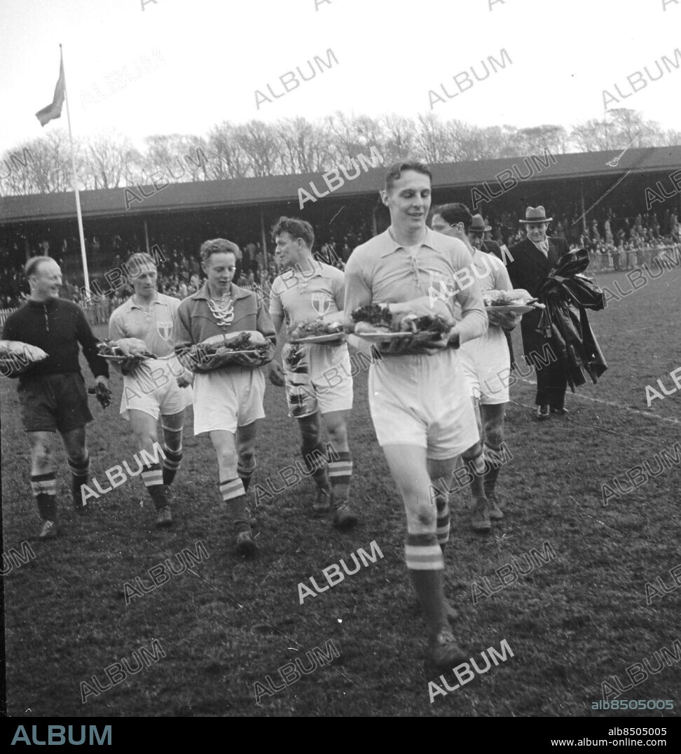 Göteborg november 1950. Malmö FF vinnare i Gåsafotboll på Gamla Ullevi. Fr. v: Helge Bengtsson, Egon Jönsson, Kalle Palmér, Sven Hjertsson och Ingvar Rydell.. Foto: Kamerareportage *** Local Caption *** Scsan-242. KAMERAREPORTAGE.