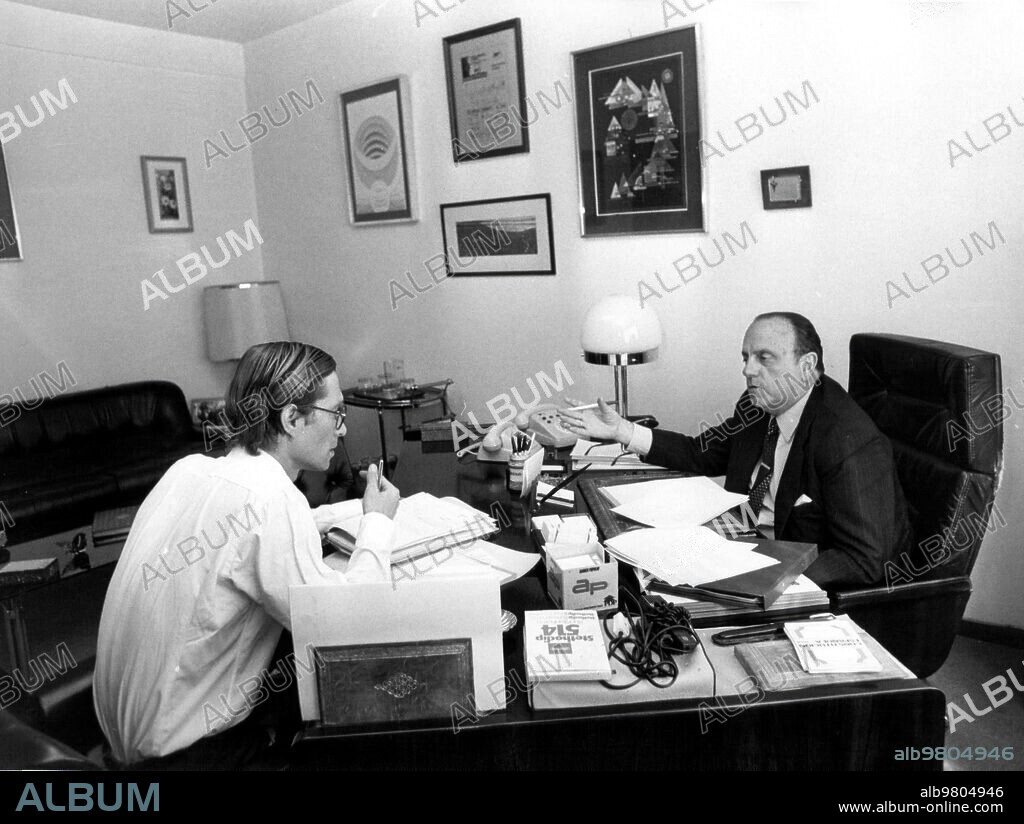 3 noviembre 1982. Manuel fraga en su despacho con Jorge Verstrynge.