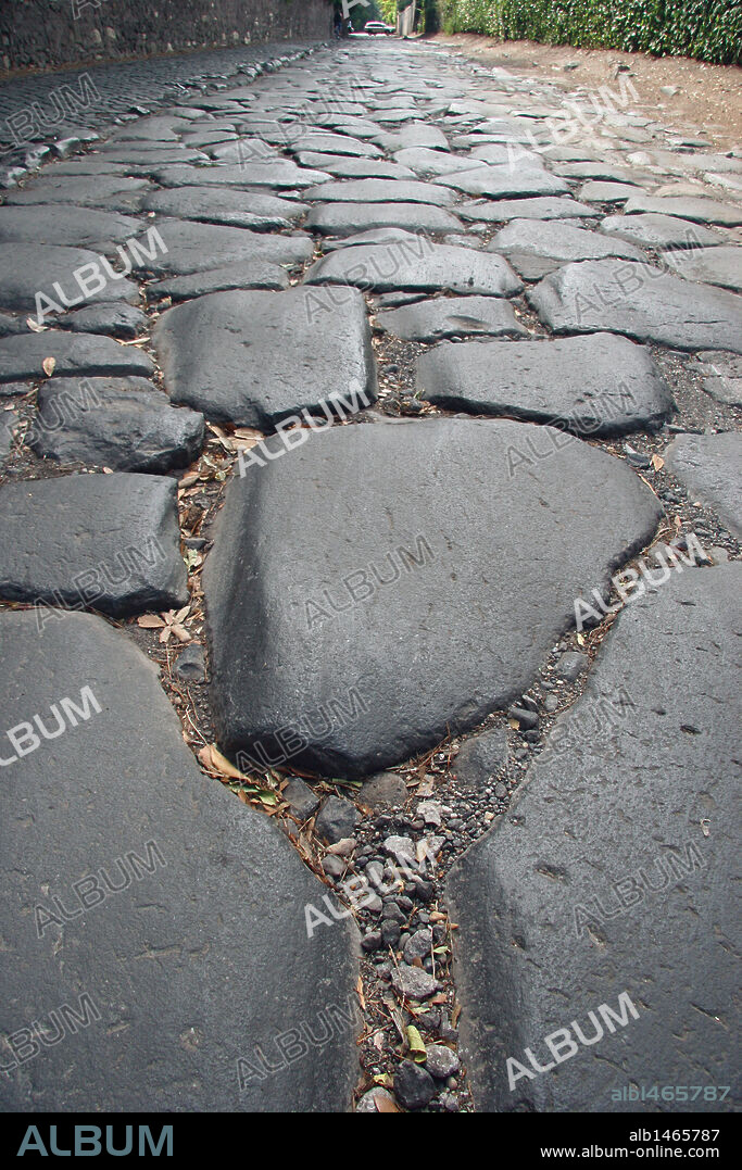 ARTE ROMANO. ITALIA. VIA APIA, en latín "VIA APPIA". Calzada comenzada en el 312 a. C. por el censor Apio Claudio y terminada por Augusto. Iba de Roma a Brindisi por Capua. Detalle de la calzada a su paso por las afueras de Roma. ITALIA.