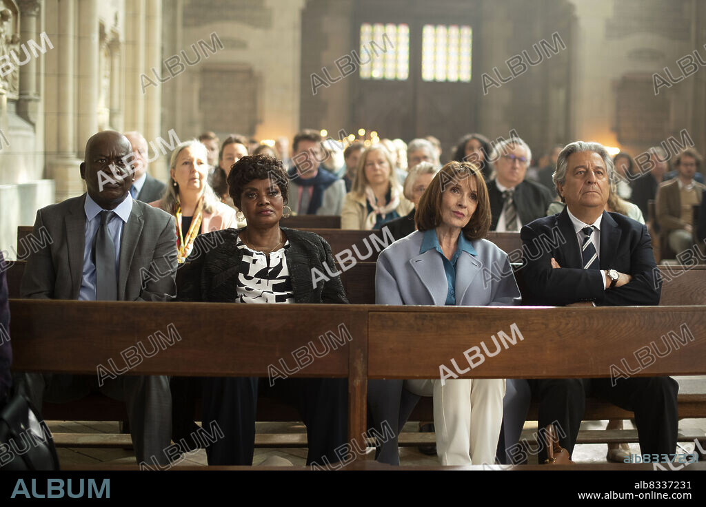 CHANTAL LAUBY y CHRISTIAN CLAVIER en DIOS MIO, ¿PER QUE NOS HAS HECHO?, 2022 (QU'EST-CE QU'ON A TOUS FAIT AU BON DIEU?), dirigida por PHILIPPE DE CHAUVERON. Copyright Orange Studio / UGC.