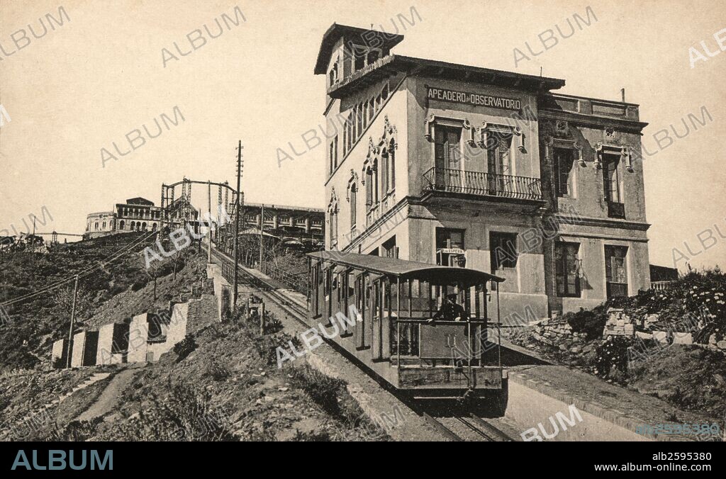 Barcelona. Funicular descendiendo del Tibidabo a su paso ante el apeadero del Observatorio. Año 1915.