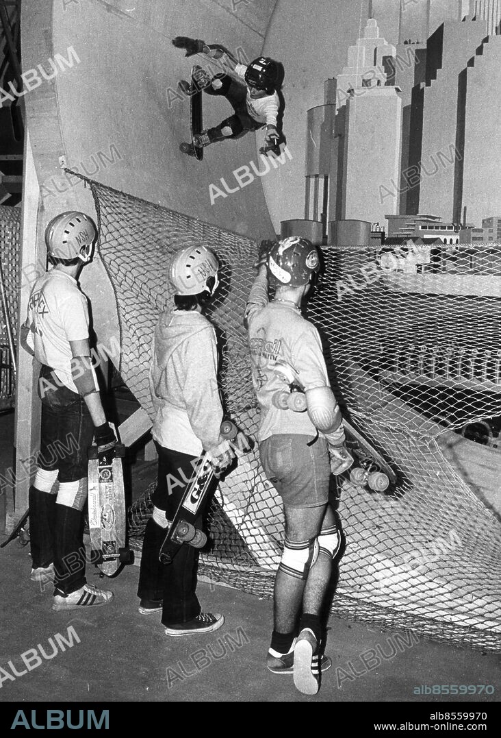 ARKIV 1978 - Axel Lindgren,12 åker skateboard uppåt väggarna i den nya hallen New Sport på Södermalm i Stockholm. Foto: Per Kagrell Kod: 26 COPYRIGHT SCANPIX SWEDEN.