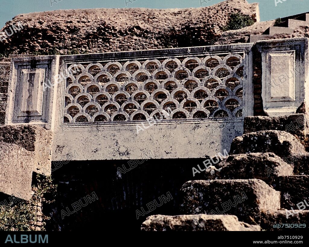 PARAPETO ENCIMA DE VOMITORIO DEL TEATRO ROMANO.