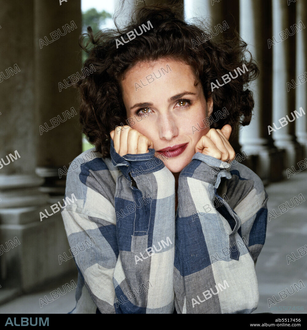 ANDIE MacDOWELL en CUATRO BODAS Y UN FUNERAL, 1994 (FOUR WEDDINGS AND A FUNERAL), dirigida por MIKE NEWELL. Copyright GRAMERCY PICTURES.