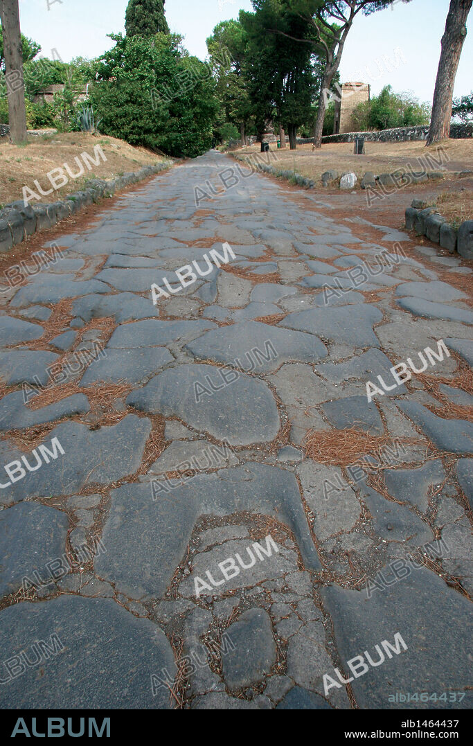 VIA APIA, en latín "VIA APPIA". Calzada comenzada en el 312 a. C. por el censor Apio Claudio y terminada por Augusto. Iba de Roma a Brindisi por Capua. Detalle de la calzada a su paso por las afueras de Roma. ITALIA.