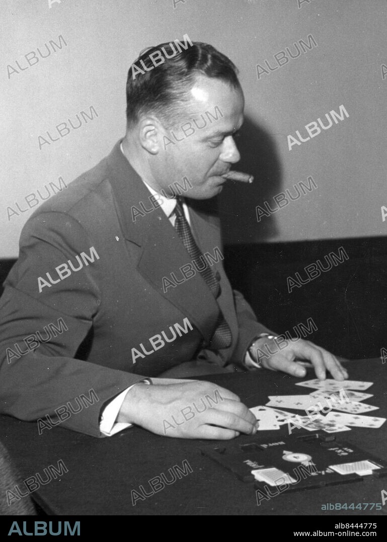 ARKIV 1949 . Bonnierarkivet. Rudolf Putte Kock spelade fotboll, bandy och ishockey för AIK 1915-1928. Han var med i landslaget i fotboll som tog brons i OS 1924. 1923 spelade han i laget som tog silver i hockey-EM. Som lagledare för landslaget i fotboll vann han ett OS-guld (1948) och ett OS-brons (1952). Han ledde också laget som tog brons i VM 1950. 1939 och 1952 blev han europamästare i bridge. Foto: Pressens Bild / TT / Kod 194.