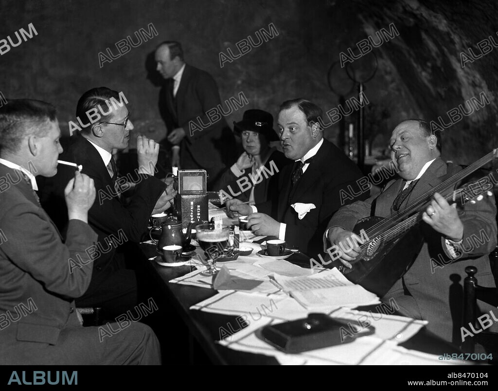 ARKIV 1925. Visafton på Gyldene Freden. Bland de församlade märks radfiomannen Sven Jerring och Gunnar Boman.. Song recital at restaurant Gyldene Freden in the old town of Stockholm.. Foto:Scanpix Historical/ Kod:1900. Scanpix Sweden.