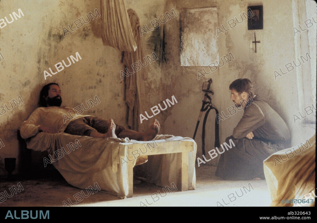 JEREMY IRONS and ROBERT DE NIRO in THE MISSION, 1986, directed by ROLAND JOFFE. Copyright WARNER BROTHERS.