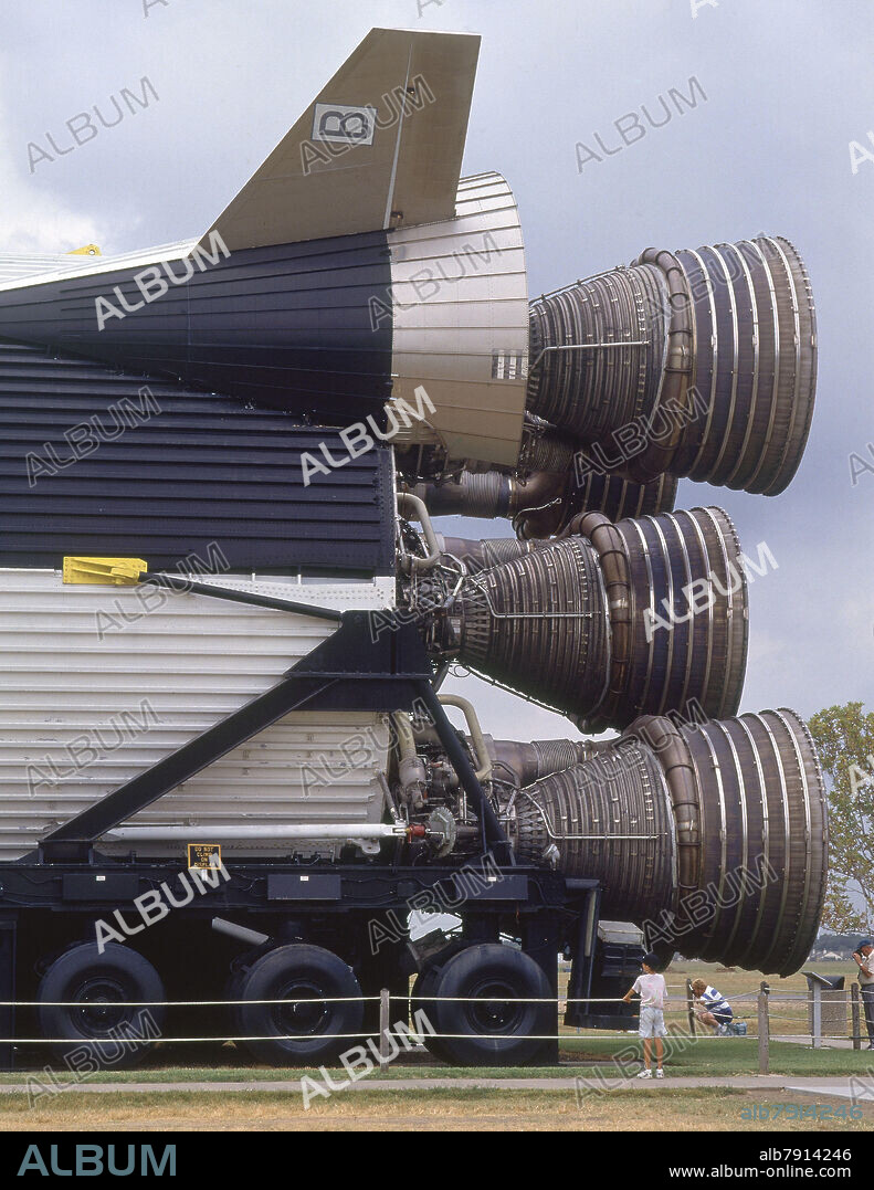 NASA-CENTRO ESPACIAL-DESPIECE MODULAR Y HORIZONTAL DE COHETES PARA SU EXHIBICION-TOBERAS.