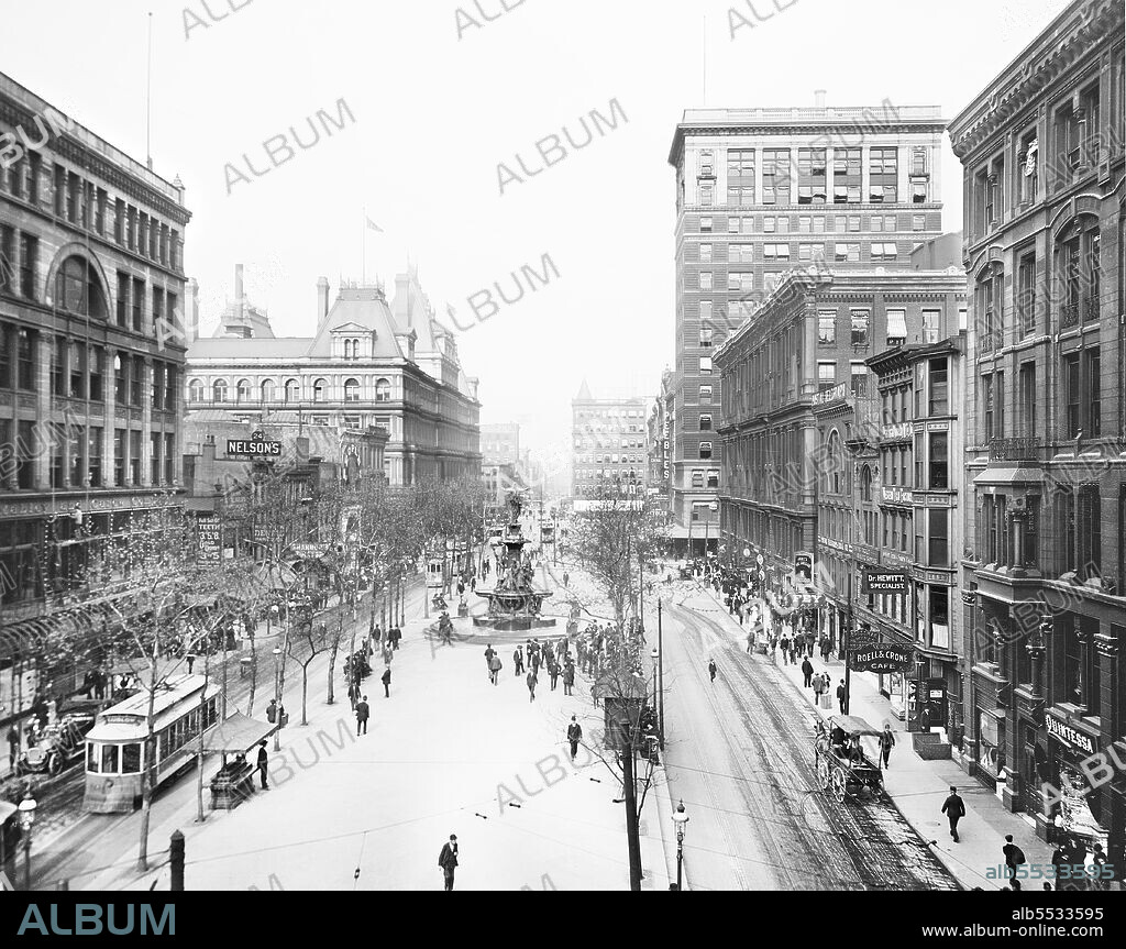 Fountain Square and Fifth Street, Cincinnati, Ohio, USA, Detroit Publishing Company, 1907.