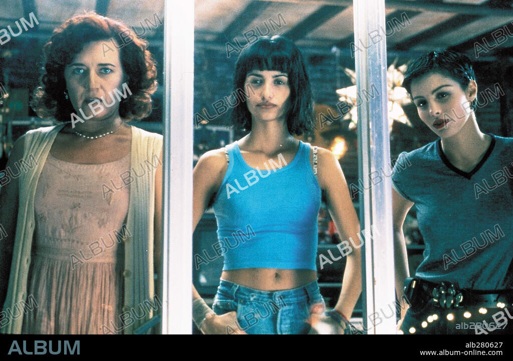 ANA ALVAREZ, BEATRIZ CARVAJAL and PENELOPE CRUZ in BRUJAS, 1996, directed by ALVARO FERNANDEZ ARMERO. Copyright ENRIQUE CEREZO PRODUCCIONES.